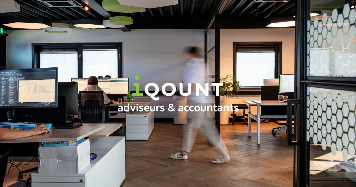 Het kantoor van iQOUNT, waar medewerkers achter hun beeldschermen werken